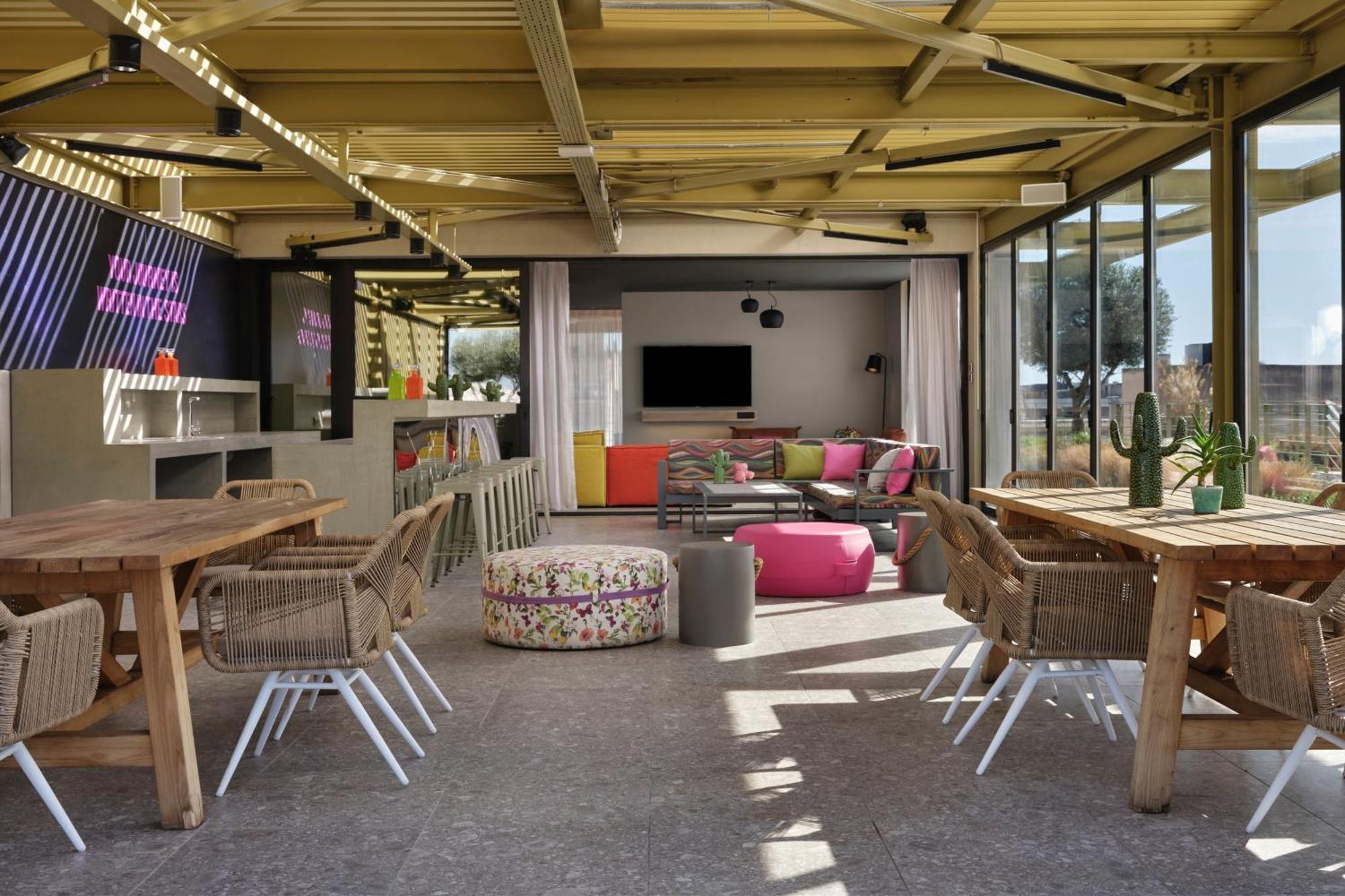 Moxy Athens City Екстериор снимка