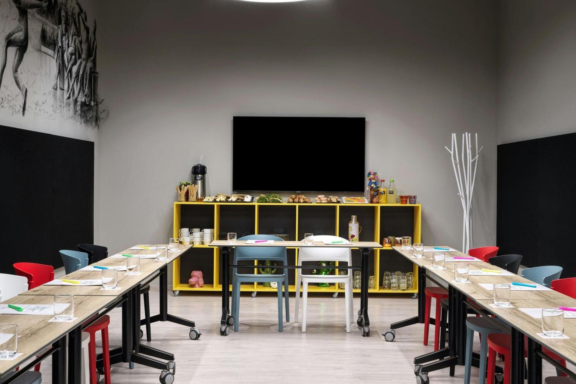 Moxy Athens City Екстериор снимка