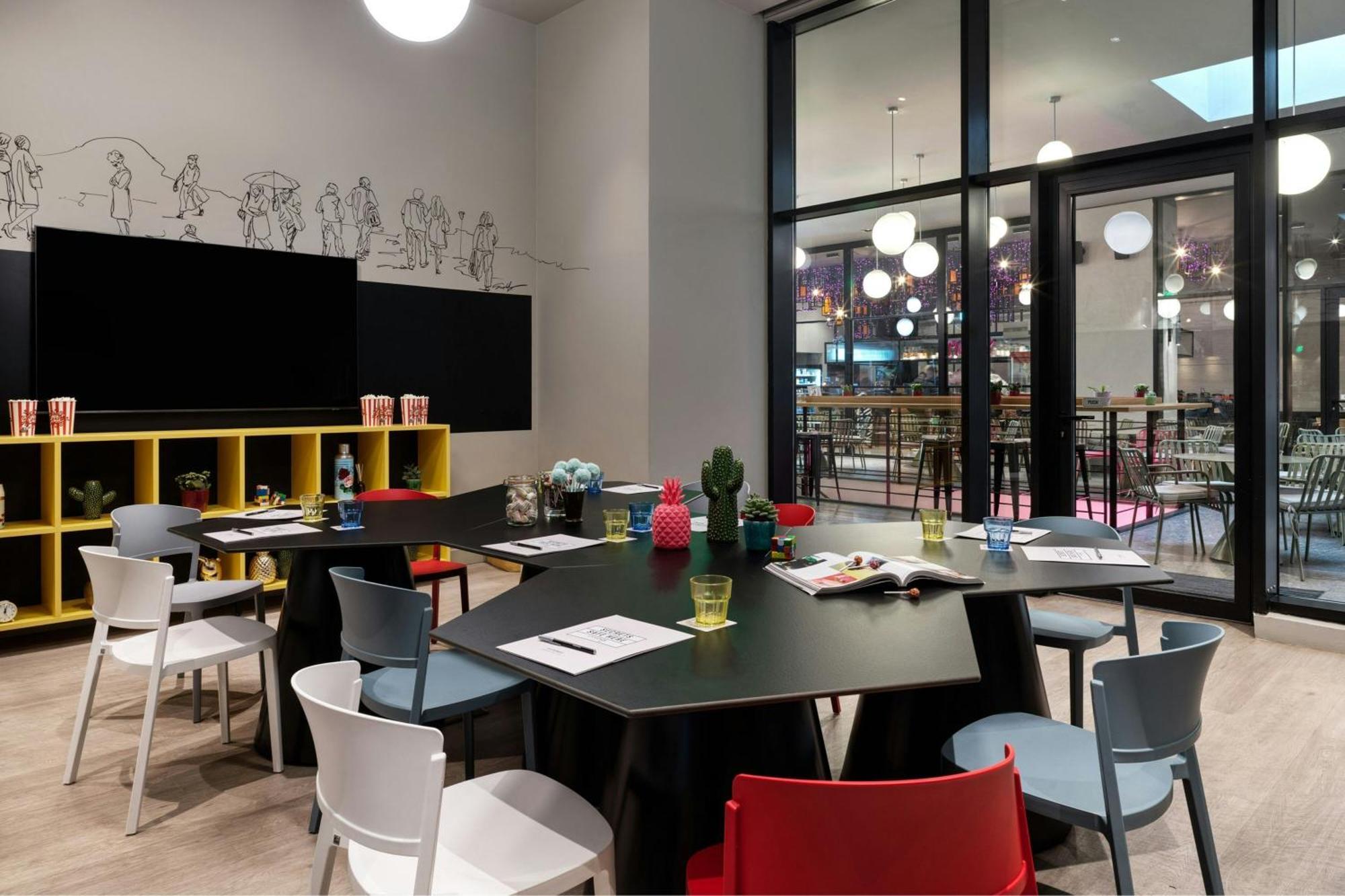 Moxy Athens City Екстериор снимка